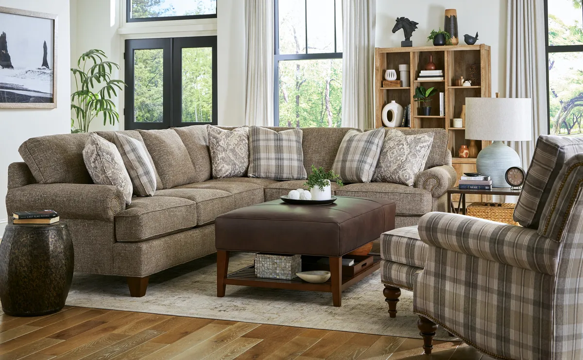 C96121-SECT sectional: Panel Arm w/ Nails, Semi-Attached Knife Edge, Tapered Leg, Welt / Piping